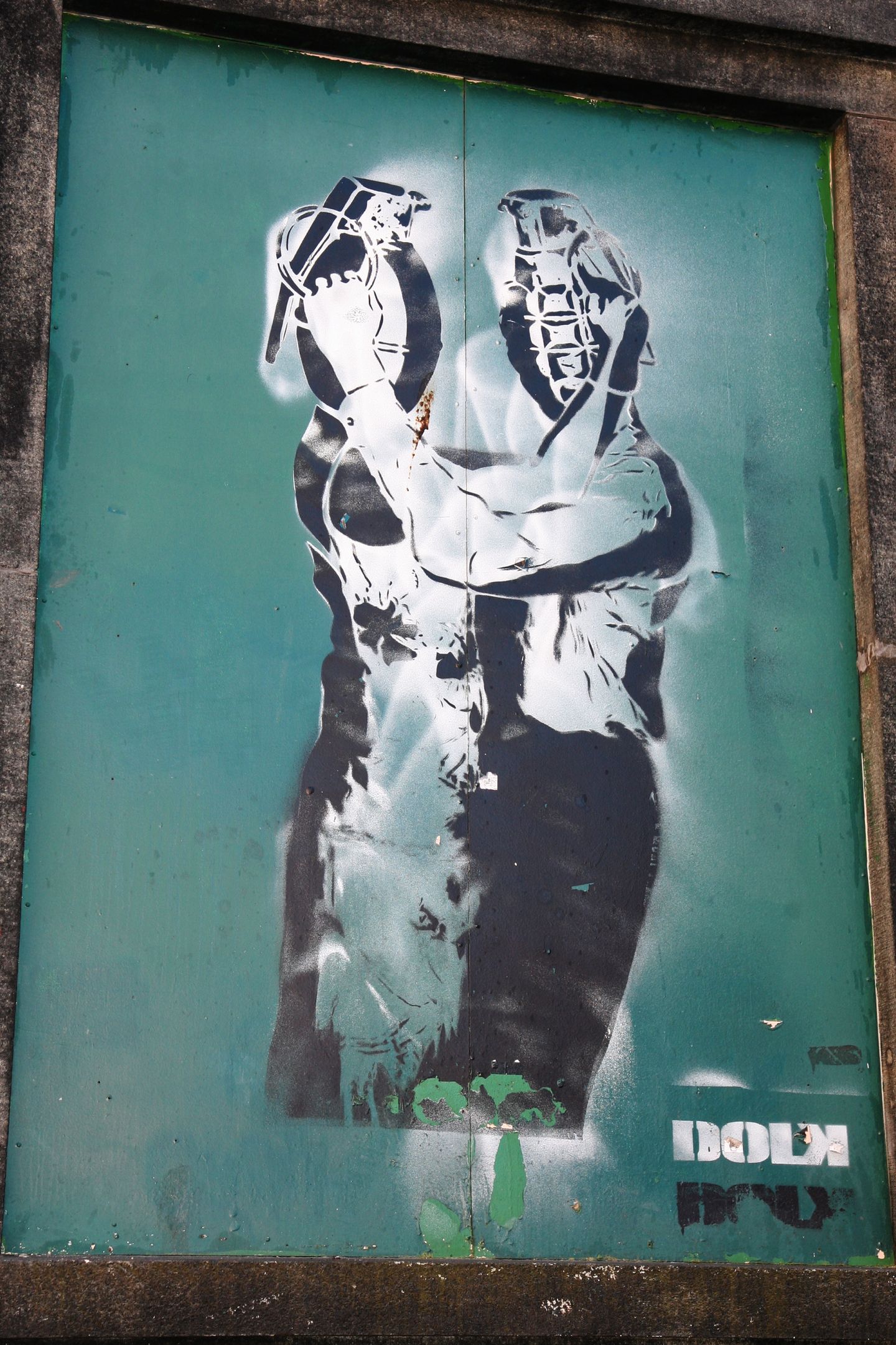 KUNST I GATEN: Dolks «Grenade Lovers» er et av mange gatekunstverk som har fått bergensere til å stoppe opp. Verket hang utenfor puben Finnegans i Bergen frem til det ble stjålet i 2013.